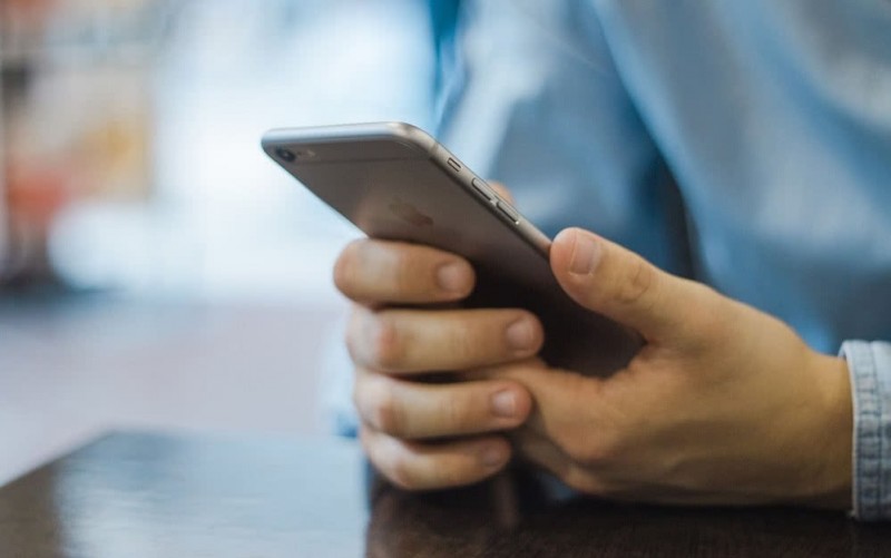 Keimschleuder Smartphone-Display: So solltest du dein Handy reinigen