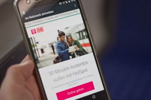 Smartphone mit WLAN-Verbindung im Bahnhof zu Telekom-Hotspot