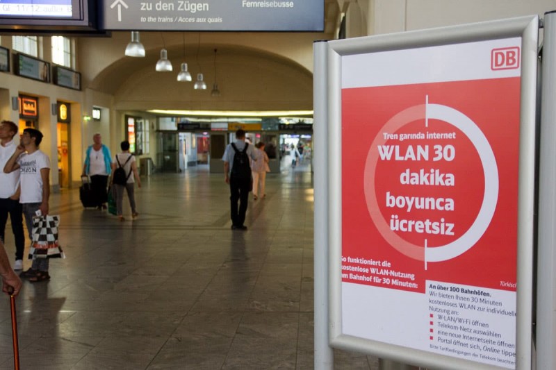 Schild in türkischer Sprache, was den Hinweis auf kostenloses WLAN in einem Bahnhof der Deutschen Bahn gibt